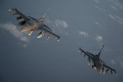Dos aviones de combate F-16 de la Fuerza Aérea de EE.UU. patrullan los cielos sobre Oriente Medio.