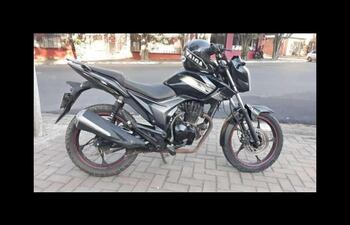 La moto Taiga negra que fue robada esta madrugada en la localidad de San Antonio a un joven estudiante.