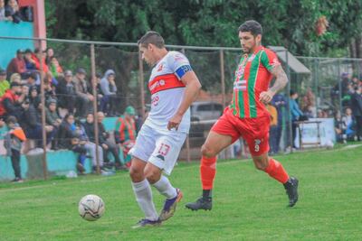 El capitán del "Kelito" Diego Ortiz cubre el esférico ante la presencia del delantero Víctor Geremías Velazco. (Foto: APF)