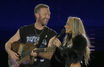 Chris Martin, vocalista de Coldplay, tocando la guitarra junto a TINI en Buenos Aires.