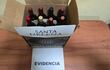 El supuesto ladrón intentaba llevarse una caja con vinos de varias marcas.