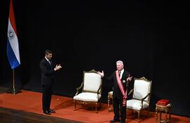El maestro Luis Szarán (derecha) tras recibir la Orden Nacional del Mérito en el grado de "Gran Cruz", de manos del presidente Santiago Peña.