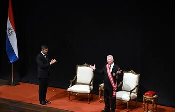 El maestro Luis Szarán (derecha) tras recibir la Orden Nacional del Mérito en el grado de "Gran Cruz", de manos del presidente Santiago Peña.