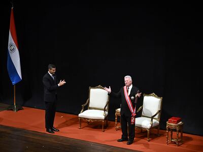El maestro Luis Szarán (derecha) tras recibir la Orden Nacional del Mérito en el grado de "Gran Cruz", de manos del presidente Santiago Peña.