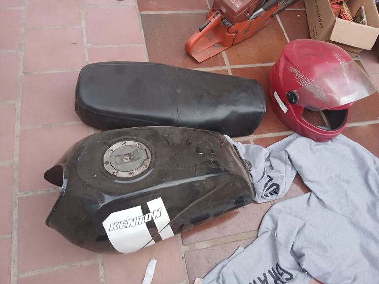 Partes de una de las motocicletas robadas que fuero encontradas en el allanamiento en la vivienda del cuarto barrio de Luque.