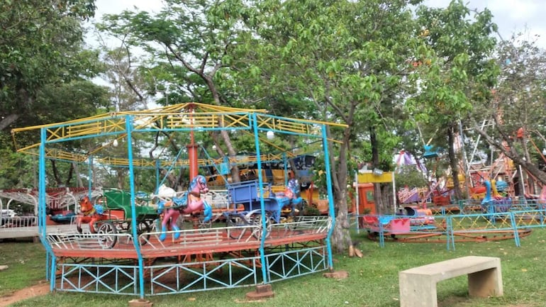 En la Plaza India Juliana, el espacio de esparcimiento está siendo ocupado por un parque de diversiones.