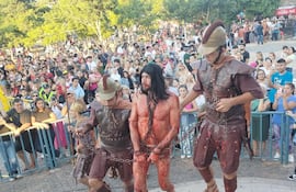 Impactante representación teatral del elenco Zanja Jhu en la Basílica de Caacupé.