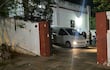 Una ambulancia se apresta a trasladar el cuerpo del teniente coronel Guillermo Moral al salón donde sería velado.