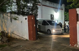 Una ambulancia se apresta a trasladar el cuerpo del teniente coronel Guillermo Moral al salón donde sería velado.