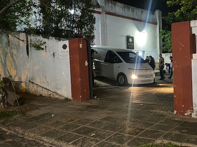 Una ambulancia se apresta a trasladar el cuerpo del teniente coronel Guillermo Moral al salón donde sería velado.
