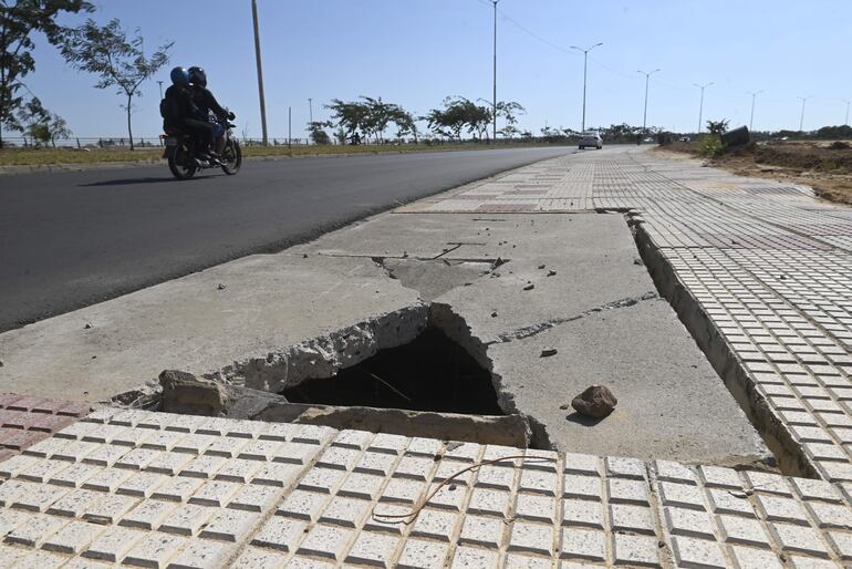 En la Costanera de Asunción existen varios huecos peligrosos que no son arreglados. Quien pasee o realice ejercicio corre riesgo de caer en los sumideros que incluso tienen varillas sueltas.