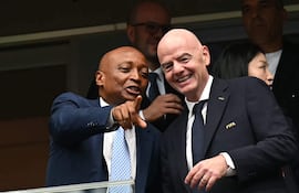 El presidente de la Confederación Africana de Fútbol (CAF), Patrice Motsepe (izq.), señala mientras conversa con el presidente de la FIFA, Gianni Infantino (der.), antes del partido de fútbol de octavos de final del Mundial de 2026 entre Canadá y Marruecos en el Houston Stadium.