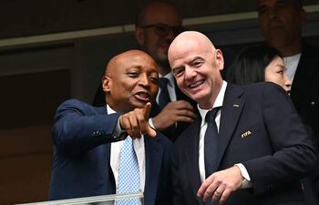 El presidente de la Confederación Africana de Fútbol (CAF), Patrice Motsepe (izq.), señala mientras conversa con el presidente de la FIFA, Gianni Infantino (der.), antes del partido de fútbol de octavos de final del Mundial de 2026 entre Canadá y Marruecos en el Houston Stadium.