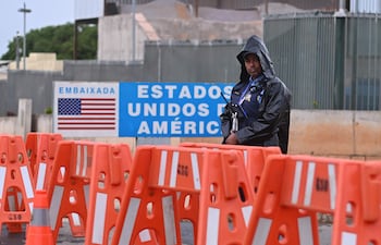 Un integrante de seguridad privada custodia la Embajada de Estados Unidos este viernes, en Brasilia (Brasil).