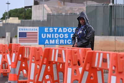 Un integrante de seguridad privada custodia la Embajada de Estados Unidos este viernes, en Brasilia (Brasil).