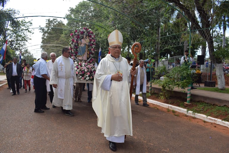 La feligresía acompañó la procesión encabezada por monseñor Celestino Ocampo en honor a la santa patrona, la Virgen del Rosario.