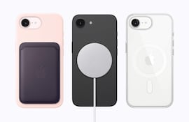 Fotografía cedida por Apple donde se observa el nuevo iPhone 17e con sus formas de carga. La tecnológica estadounidense Apple presentó este lunes sus nuevos modelos iPhone 17e y iPad Air, que incorporan sus últimos procesadores y mejoras en rendimiento, conectividad y funciones de software.
