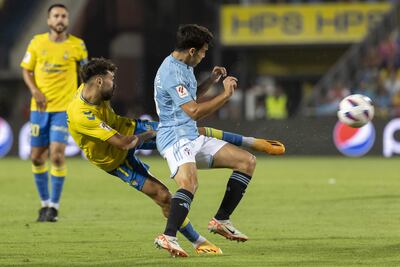 El centrocampista de Las Palmas Munir El Haddadi (c) pelea un balón con el defensa del Celta Manu Sánchez (d) durante el partido de LaLiga que se disputa este lunes en el estadio de Gran Canaria.