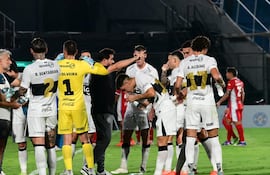 El entrenador argentino de Olimpia, Pablo "Vitamina" Sánchez dando indicaciones a sus dirigidos durante el duelo ante Nacional disputado en el estadio Defensores del Chaco.