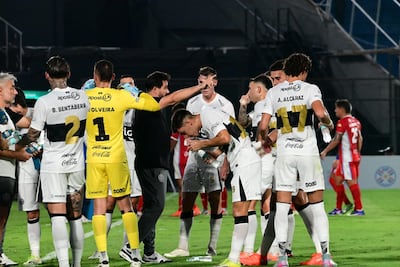 El entrenador argentino de Olimpia, Pablo "Vitamina" Sánchez dando indicaciones a sus dirigidos durante el duelo ante Nacional disputado en el estadio Defensores del Chaco.