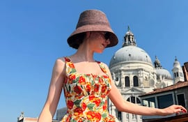 Lily Collins posando divina en Venecia.