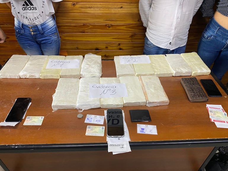 Agentes de la Secretaría Nacional Antidrogas (Senad) decomisarion 15 kilos de cocaína en poder de tres bolivianos que se trasladaban en un ómnibus de larga distancia.