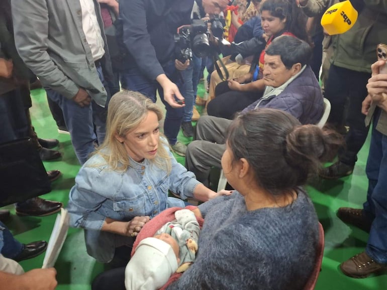La primera dama Leticia Ocampo visito los campamentos de familias afectadas por la crecida del río Paraná en Ayolas.