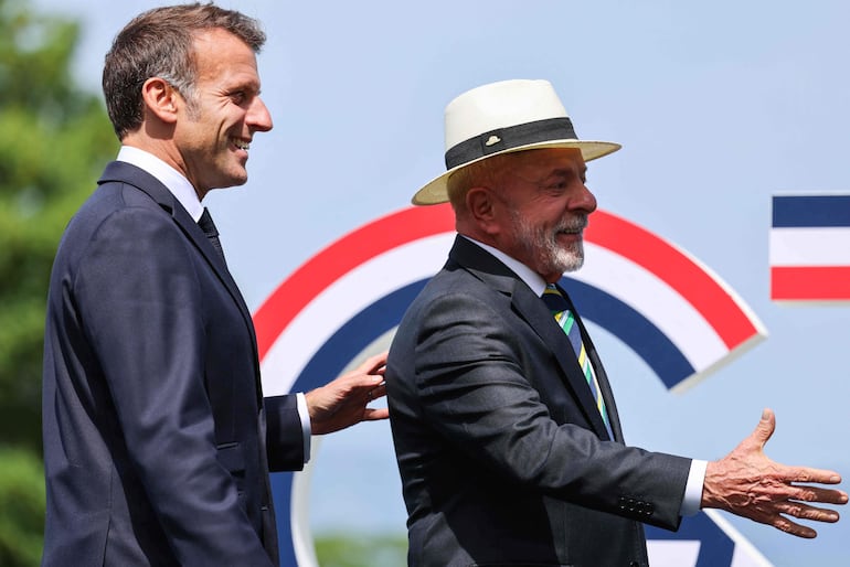 El presidente de Francia, Emmanuel Macron (i) junto al mandatario de Brasil, Luiz Inacio Lula da Silva.