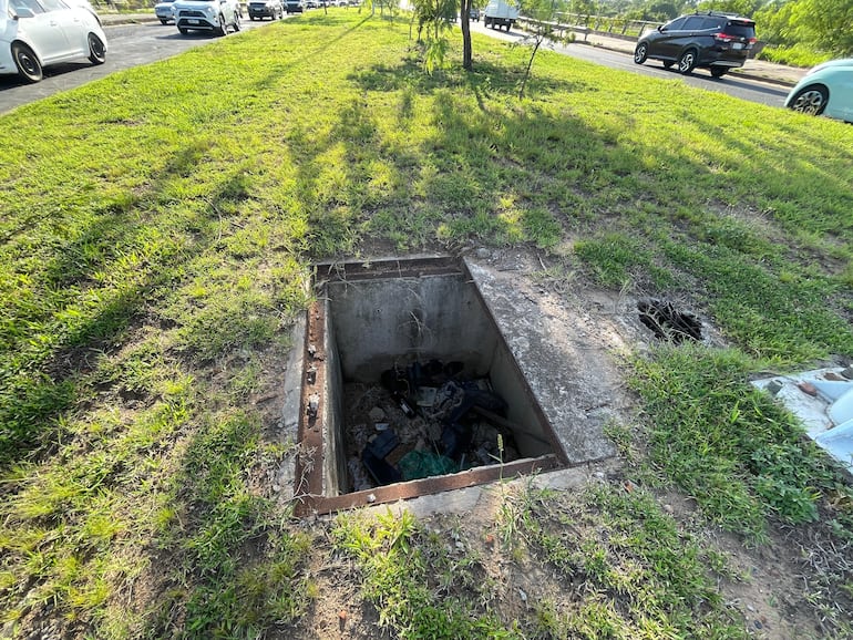 Enormes, profundos y peligrosos pozos estan abiertos en prácticamente toda la Costanera Norte.