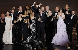 Paul Thomas Anderson (C) y la productora Sara Murphy (centro derecha) celebran con el elenco y el equipo en el escenario tras ganar el Oscar a la Mejor Película por "One Battle After Another" durante la 98.ª ceremonia anual de los Premios Óscar.