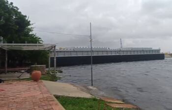 Fuerte viento desamarra barcaza y provoca daños en vivienda del Club Mbigua.