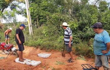 Pobladores cansados de salir a reparar con pala y cubrir con bolsas alpilleras los sectores intransitables, piden construcción de empedrado.