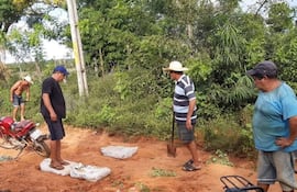 Pobladores cansados de salir a reparar con pala y cubrir con bolsas alpilleras los sectores intransitables, piden construcción de empedrado.