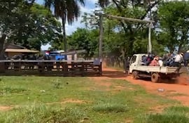 Campesinos denominados "sintierras" atropellan la estancia Lusipar con intenciones de ocuparla.