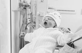 Con esta tierna postal Neymar presentó a Helena, su tercera hija.