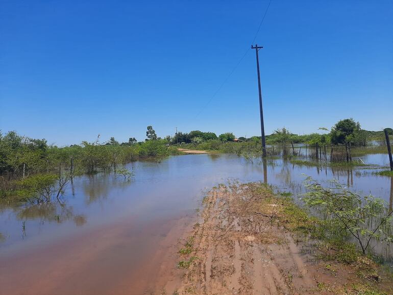 Camino inundado entre Pilar e Isla Umbú.