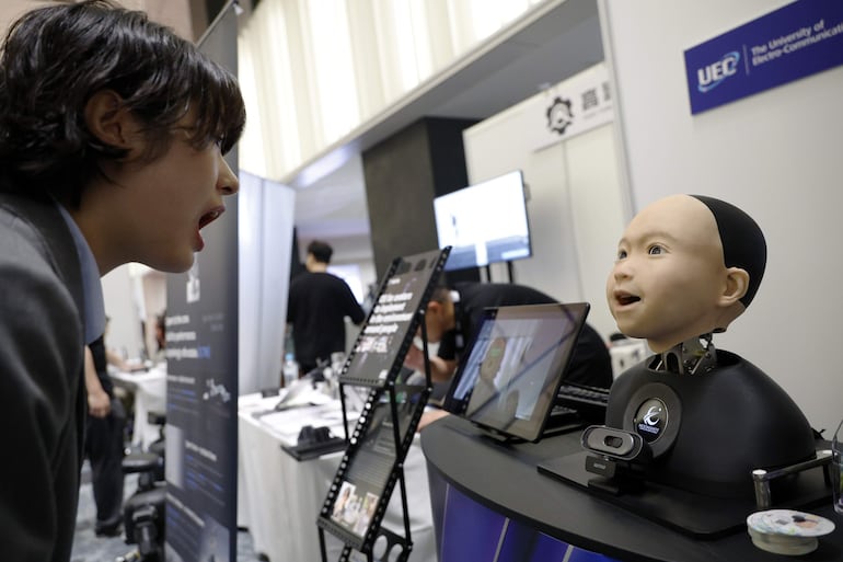 Una joven interactúa con un robot humanoide en el stand de Avita durante la Humanoids Summit en Tokio, Japón, el 28 de mayo de 2026. La Humanoids Summit es una conferencia tecnológica anual centrada en el avance de la robótica humanoide.