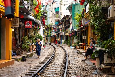 Vista del tren que pasa por una estrecha calle del casco antiguo de Hanoi, Vietnam.