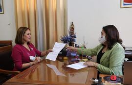 Dra. María Lorena Segovia Azucas (izq.) buscará el 'rekutú' en el cargo de defensora general.