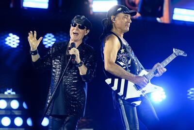SEVILLA. 11/07/2023. - La banda alemana Scorpions durante el concierto que han ofrecido esta noche en el Icónica Fest de Sevilla, que se desarrolla estos días en Plaza de España. EFE/ Raúl Caro.
