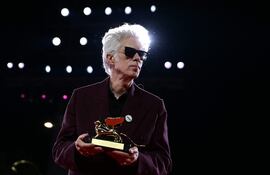 El cineasta estadounidense Jim Jarmusch con el León de Oro, el mayor galardón del Festival de Cine de Venecia, que recibió por su película "Father Mother Sister Brother".