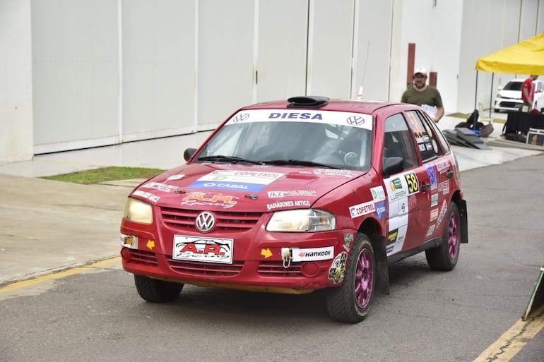 Los autos y las tripulaciones realizan las verificaciones técnica, administrativa y seguridad del Rally del Chaco 2026 en Hangares P.A.S., en Luque, Paraguay.