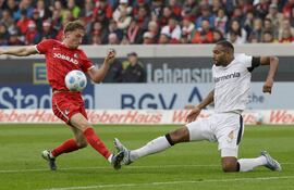 Patrick Osterhage del Friburgo (izq.) y Jonathan Tah del Leverkusen (der.) en acción durante el partido de fútbol de la Bundesliga alemana entre el SC Friburgo y el Bayer 04 Leverkusen en Friburgo, Alemania. EFE/EPA/RONALD WITTEK