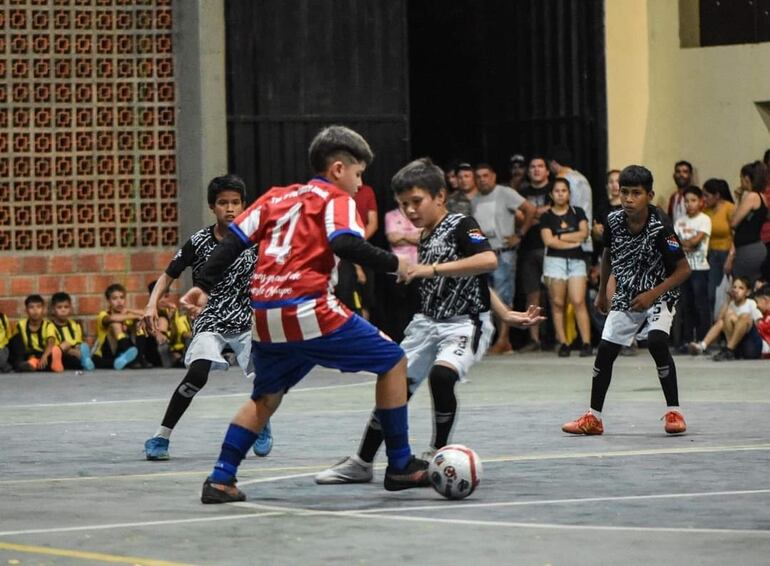 Los niños de los diferentes clubes de Fuerte Olimpo en el inicio del torneo de Futbol de Salón.