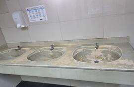 Sanitarios de la Junta Municipal de Asunción permanecieron sin agua ni limpieza durante dos días, denuncian funcionarios. Los cortes no son un hecho aislado.