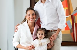 Emma Viedma y Vicente Viche Scavone con su hija Sienna Catalina en una postal captada por Julio Zárate.