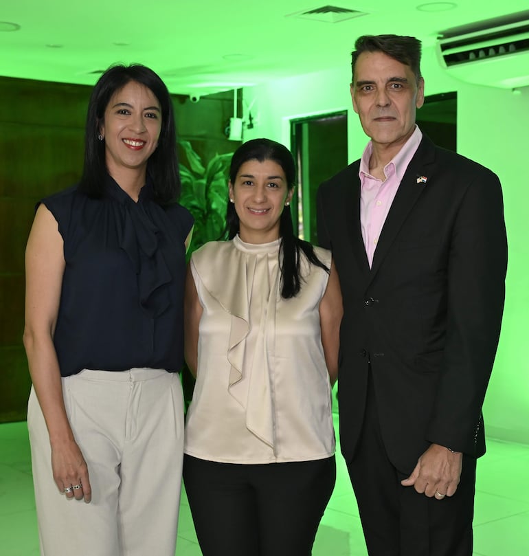 Stella Taboada, Teresa Martínez y Ricardo Ferreira. 