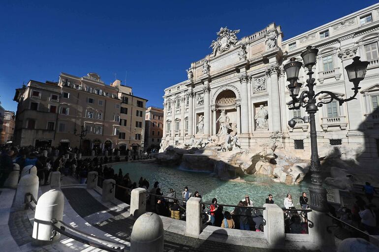 Una vista general muestra a turistas visitando la Fontana di Trevi en Roma, luego de que la ciudad introdujera una entrada paga de dos euros, en Roma, el 2 de febrero de 2026.