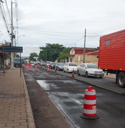 Media calzada bloqueada por obras en el desvío a Patiño, Ypacaraí.