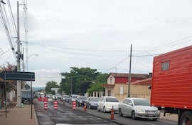 Media calzada bloqueada por obras en el desvío a Patiño, Ypacaraí.